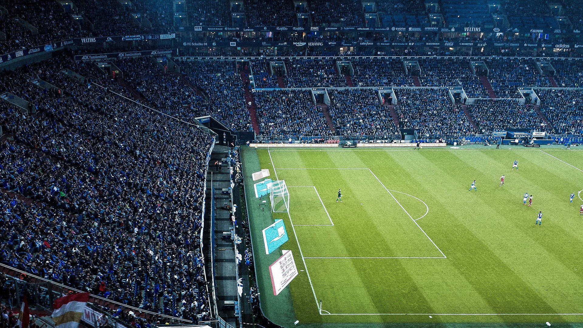 中国足球青训体系鼓励多地试点联动发展，中国足球的青训理念包括